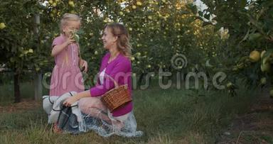 母女俩在苹果园里玩游戏，藏着一个4k的苹果